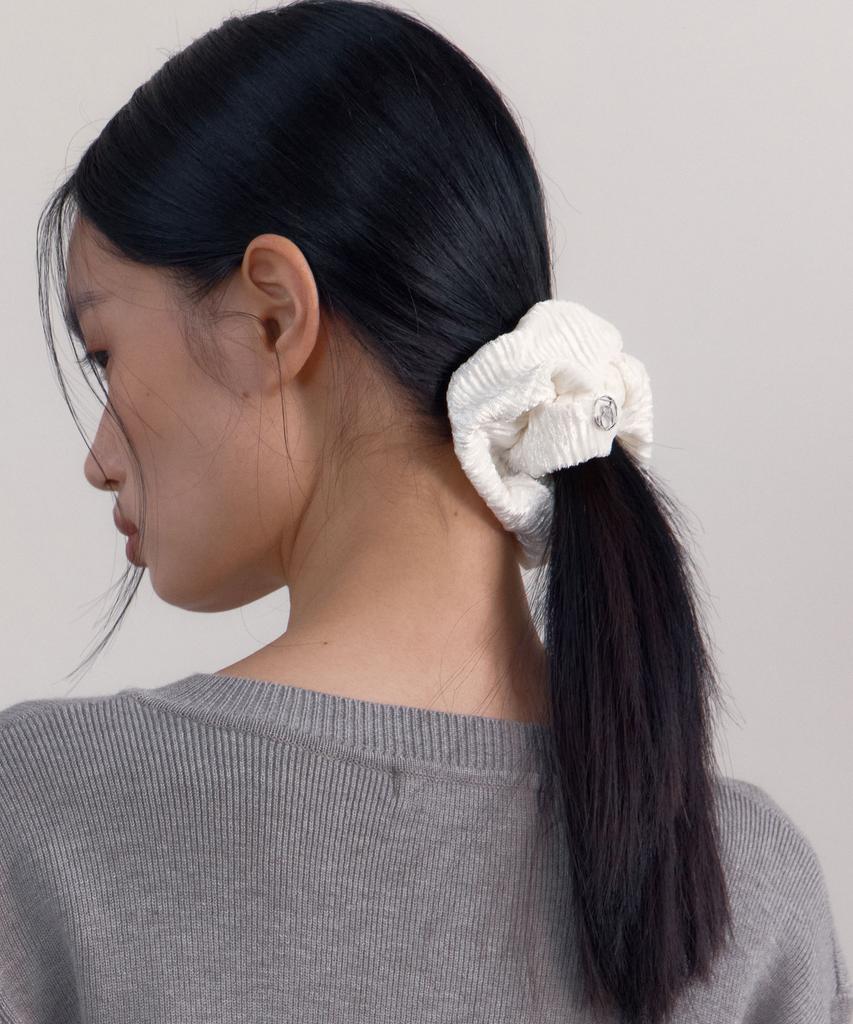 38Comeoncommon Wrinkle Velvet Scrunchie (White)