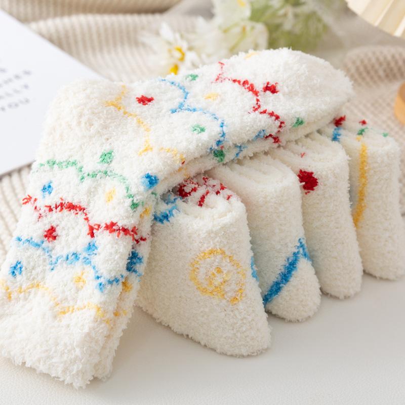 5/10 Pairs Casual Coral Fleece Socks for Women with Fresh and Colorful Dot Patterns Winter Warmth Postpartum Socks Fleece Sleep Socks for Home Use