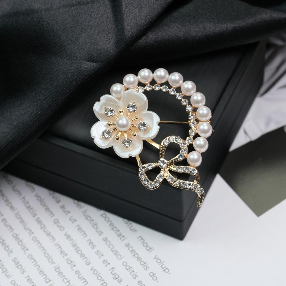 Shinning Crystal Rhinestone Flower Brooch Pearl-Set Alloy Vintage Style Pearl Flower Brooch Diamond Alloy Floral Brooch
