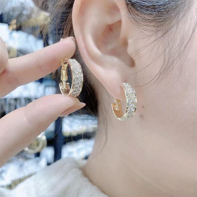 

Sparkling Geometric C Hoop Earrings - Trendy Fashion Statement for Women серебряный