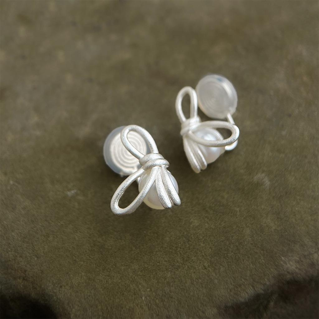 Originale matte Schleife Süßwasserperlen Ohrstecker - Eleganter minimalistischer Stil mit s925 Silbernadel.