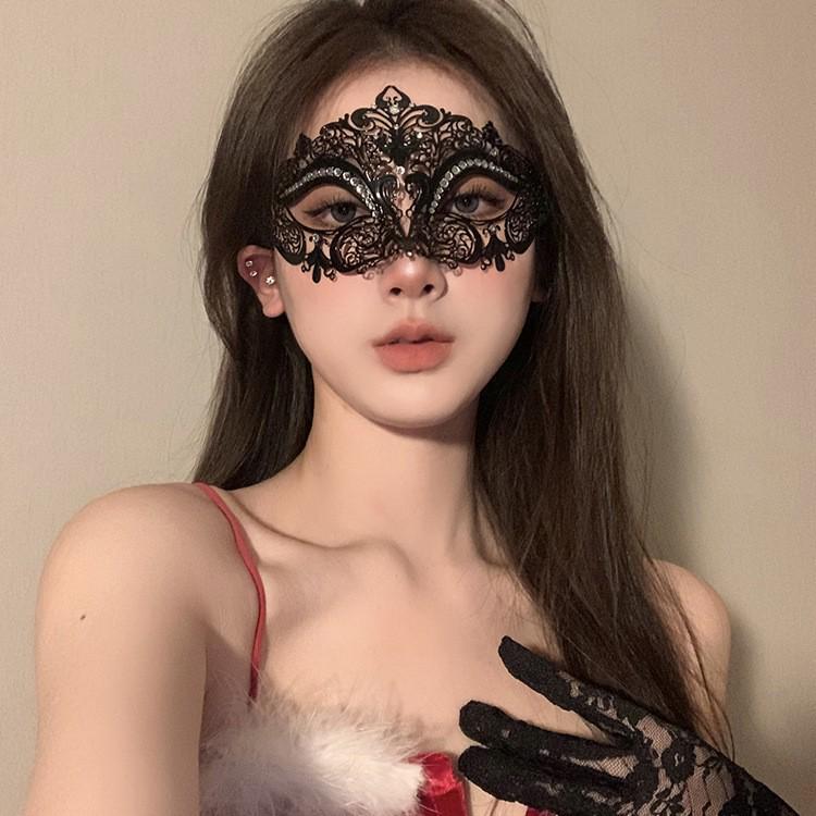 Sexy Spitzen-Halbmaske mit Federn - Halloween-Make-up Maskerade-Party-Accessoire