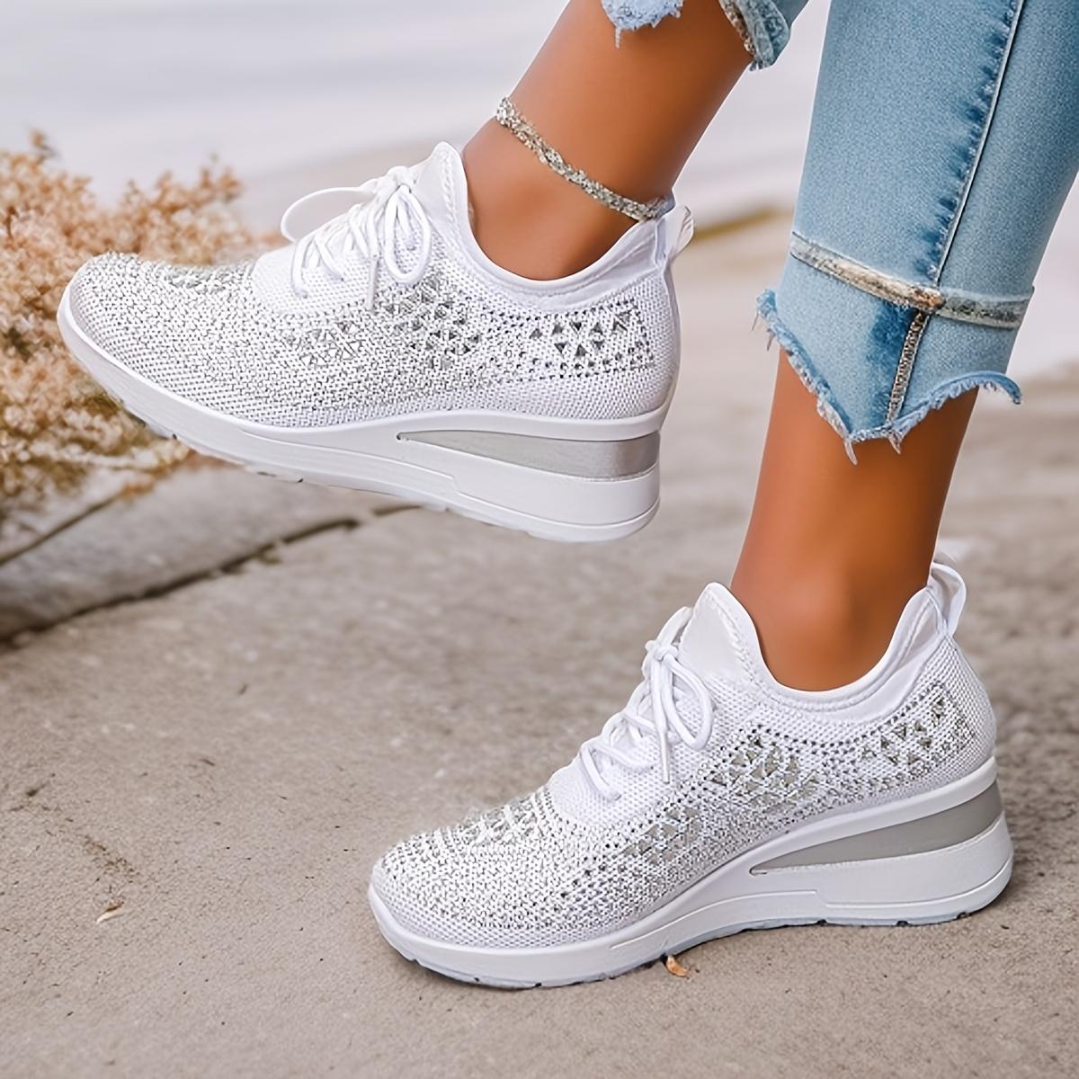 

Пара красивых спортивных туфель, украшенных стразами, подходящих для поездок на работу, домашнего использования и отдыха. Size 36