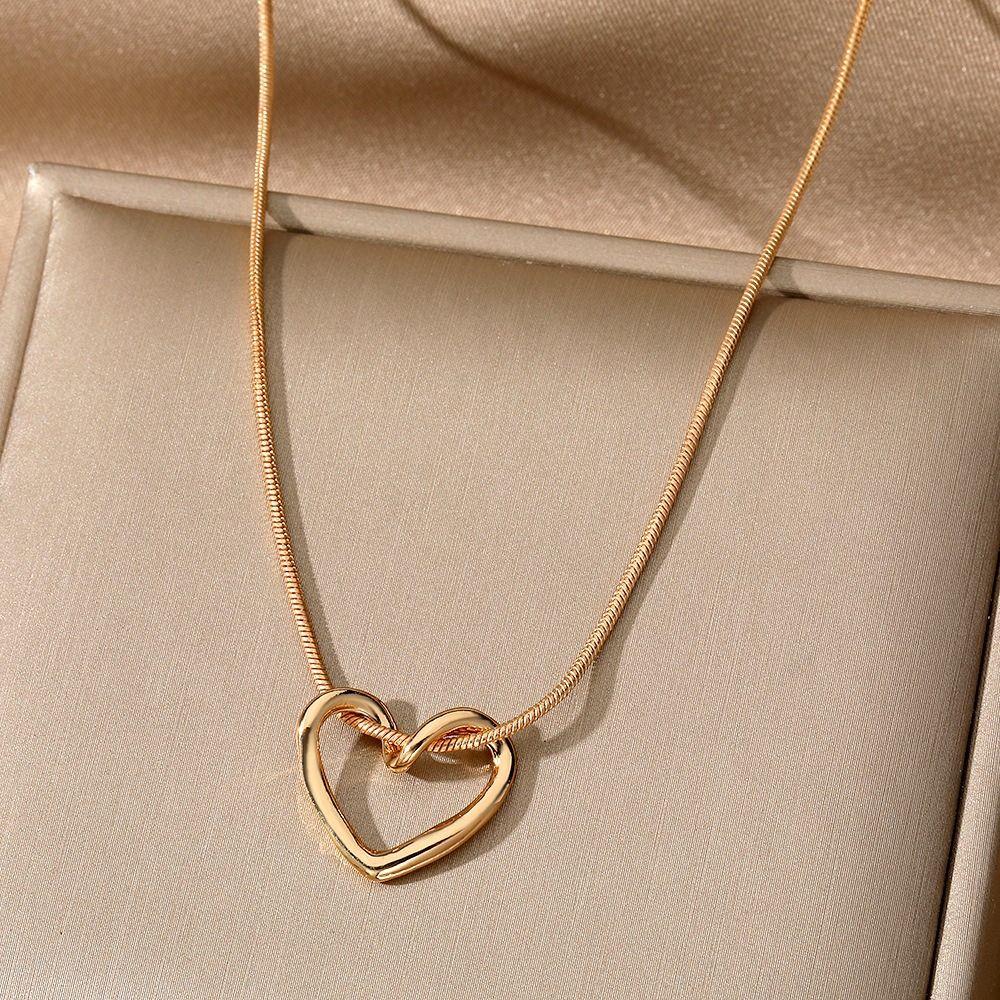 Hollow Love Heart Pendant Necklace Gold Sweater Chains Fashion Clavicle Chain Women