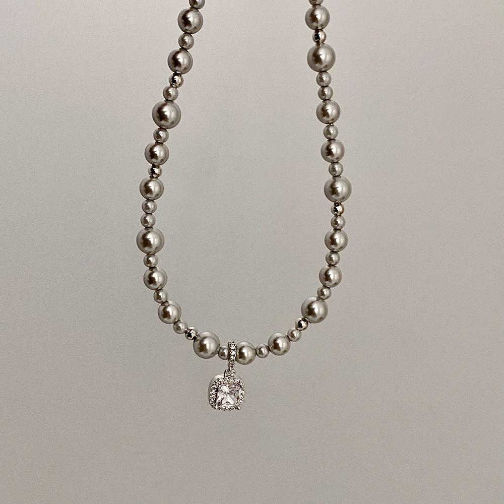 Elegante Halskette mit französischem Perlenanhänger: Hochwertiges quadratisches Design, modische und vielseitige Schlüsselbeinkette.