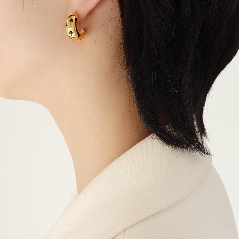 Zircon-Inlaid C-Shaped Geometric Earrings in 18K Gold-Plated Titanium Steel – Stylish and Luxurious Design