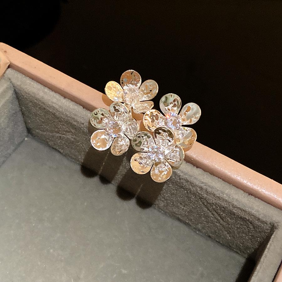 

Retro silver needle zircon flower stud earrings for women s niche unique temperament versatile earrings light luxury high-end earrings