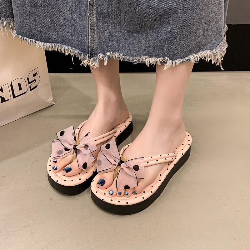 Lato 2025 nowe klapki w kokardę i kropki damskie letnie domowe antypoślizgowe codzienne oddychające do wewnątrz sandały na grubej podeszwie