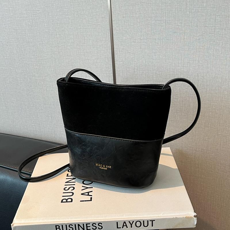 Premium matte leather splicing bucket bag women's new fashionable retro lightweight small bucket bag casual messenger bag