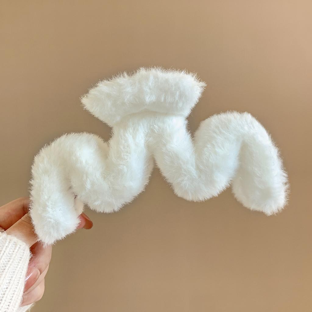 New Winter Faux Fur Hair Claw Elegant Acrylic Hairpins Plush Hair Clip Barrette Crab Headwear for Women Girls Hair Accessories