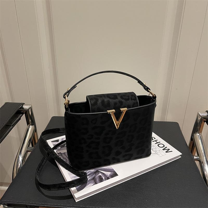 Shoulder Bag Fashion Handbag Crossbody Bag Large Capacity Casual Bag Simple Bag Alphabet Bag Leopard Print Bag