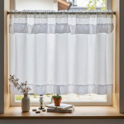 Vertikale Lamellenjalousien bedecken die Küche, das Schlafzimmer und kleine Vorhänge.
