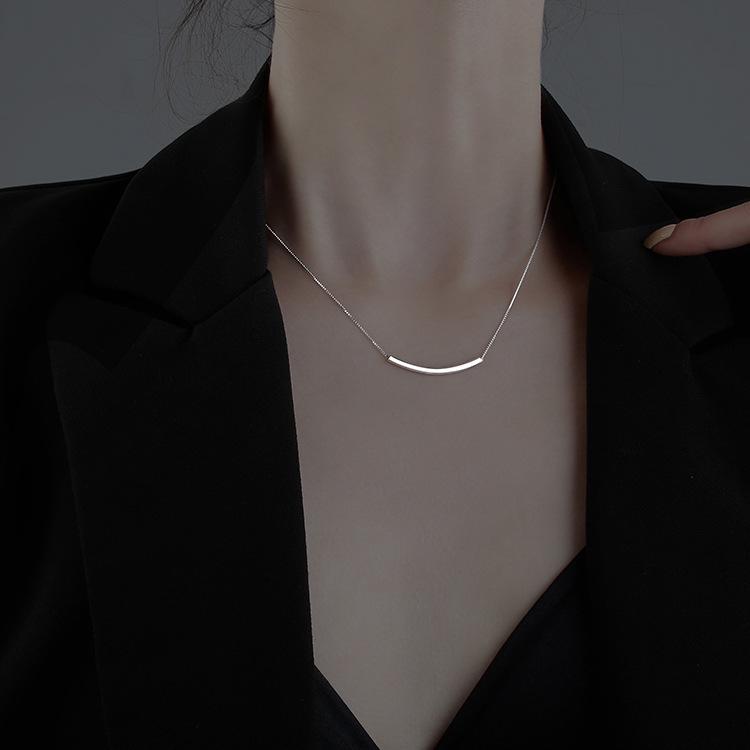 Smiling Curved Tube Necklace: Elegant Women's Stylish Design for Versatile Clavicle Chain