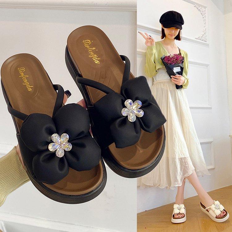 In the summer of 2025, the new platform-soled flowers and women's slippers are fashionable and versatile muffins and beach shoes, rhinestone sandals.