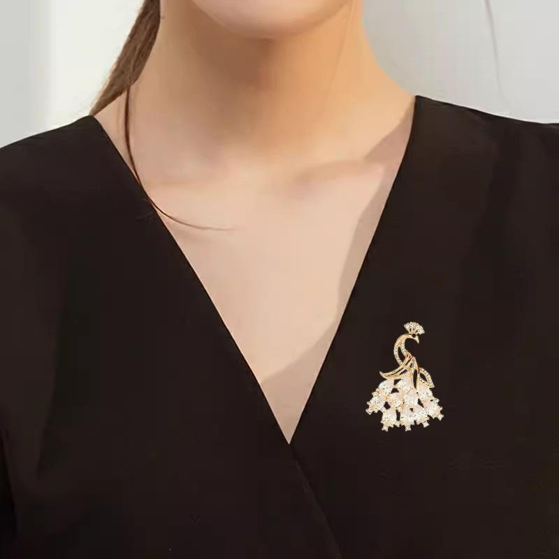 Korean Version of Peacock Brooch Badge High-end Femininity Zircon Animal Brooch Design Pin Suit Accessories