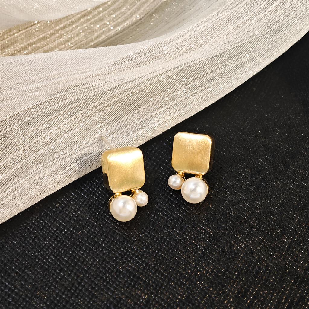 Vintage Geometric Earrings with Simple High-End Round Charm and Wire Drawing Metal, Perfect for Any Occasion