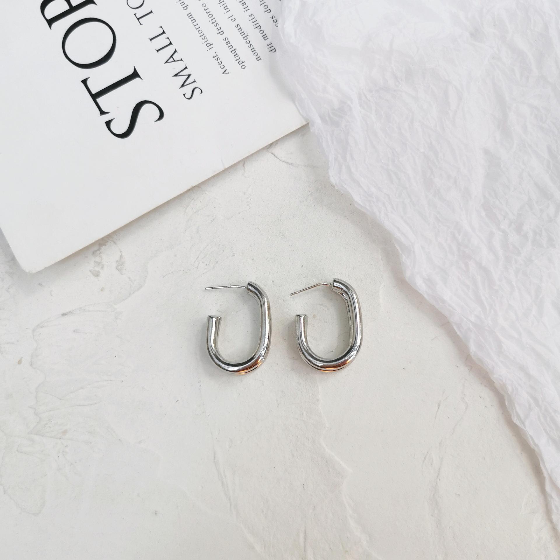 

Female Curved Minimalist Cold Style Earrings срібний