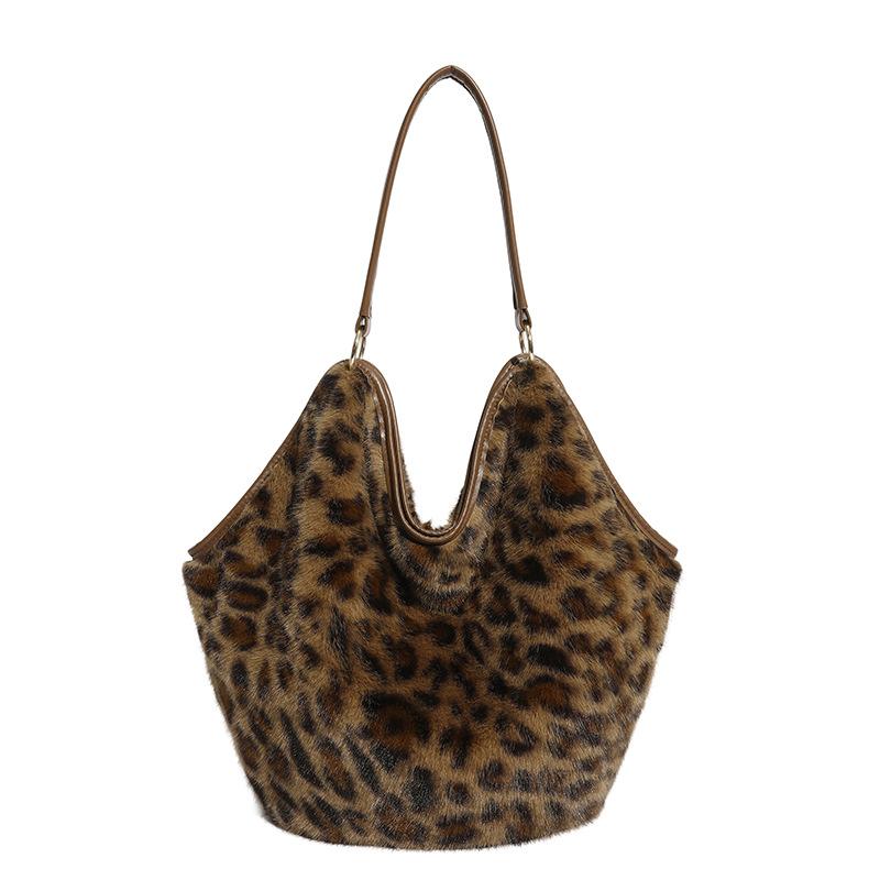 

Plush bag women s 2025 new autumn and winter commuting daily versatile shoulder bag, large-capacity tote bag, leopard print fur bag 46*32*17 цветной печати леопарда