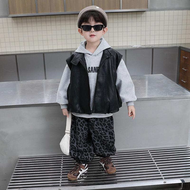 Chłopięcy jesienny trzyczęściowy zestaw streetwearowy w stylu koreańskim: bluza z kapturem i skórzana kamizelka