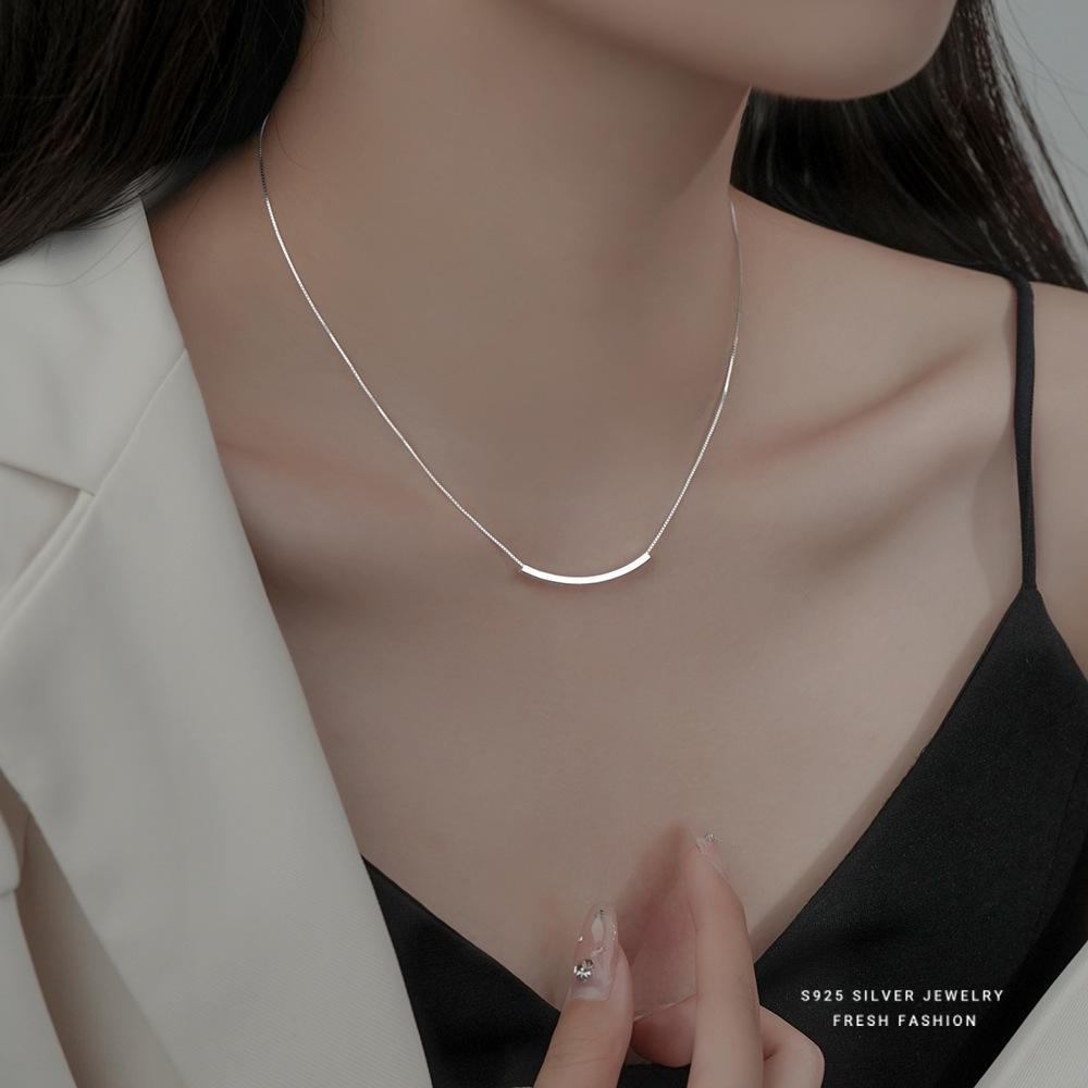 Collana a forma di faccina sorridente in argento sterling 925 da donna versatile di nicchia collana sorriso catena clavicola lusso a luce fredda semplice gioielli quotidiani per feste regali