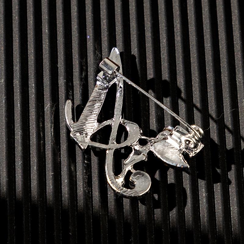 1PC Light Luxury Letter Brooch, Fashionable And Exquisite Jewelry Accessories, Personalized And Versatile Anti Glare Artifact