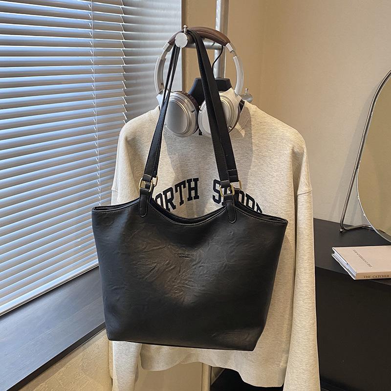Large-capacity retro bag women's autumn and winter 2025 new versatile simple shoulder bag popular commuter tote bag this year
