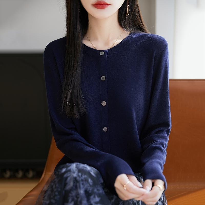 

Женский легкий кардиган из 50% шерсти и 50% шелка Mulberry — универсальный трикотаж на все 4 сезона для комфорта и стиля в любое время года M синий