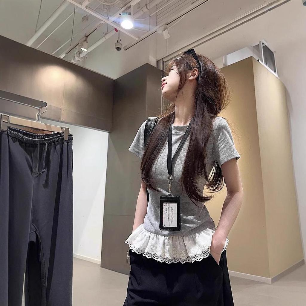 Damski T-shirt na wiosnę 2025 z koronkową wstawką, krótkim rękawem, wyszczuplający, z okrągłym dekoltem