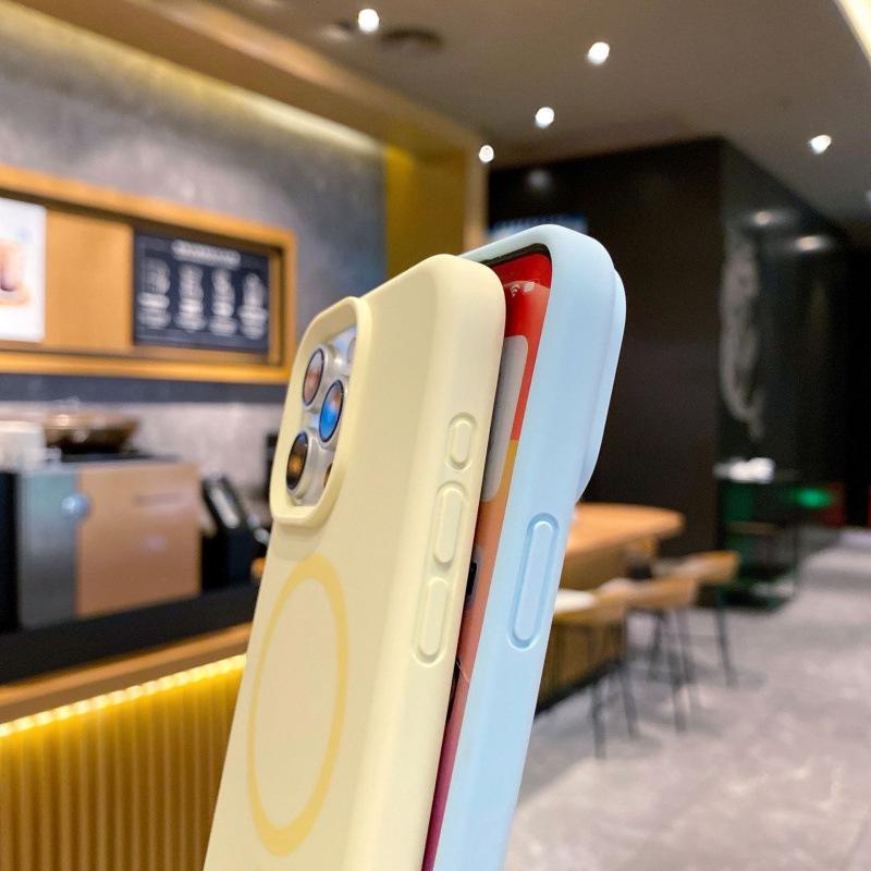 17 Pro Max Liquid Silicone Magnetic Phone Case, Full Coverage, Anti-Drop, High-End Protective Cover for Apple 17.