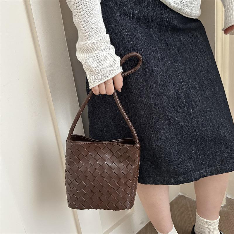 Tide bag women's new crossbody woven bucket bag simple casual shoulder bag commuter armpit bag