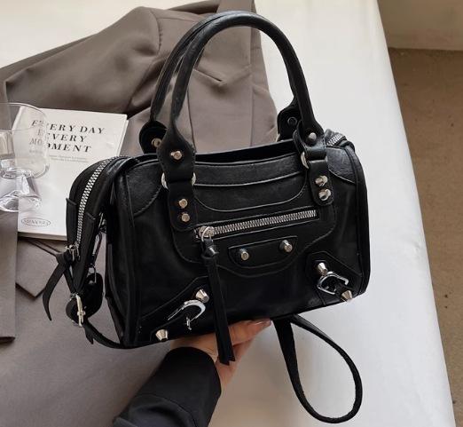 

Fashionable Spicy Girl Handbag New Niche Design Crossbody Bag Fashion Heavy Industry Rivet Single Shoulder Women s Bag чорний