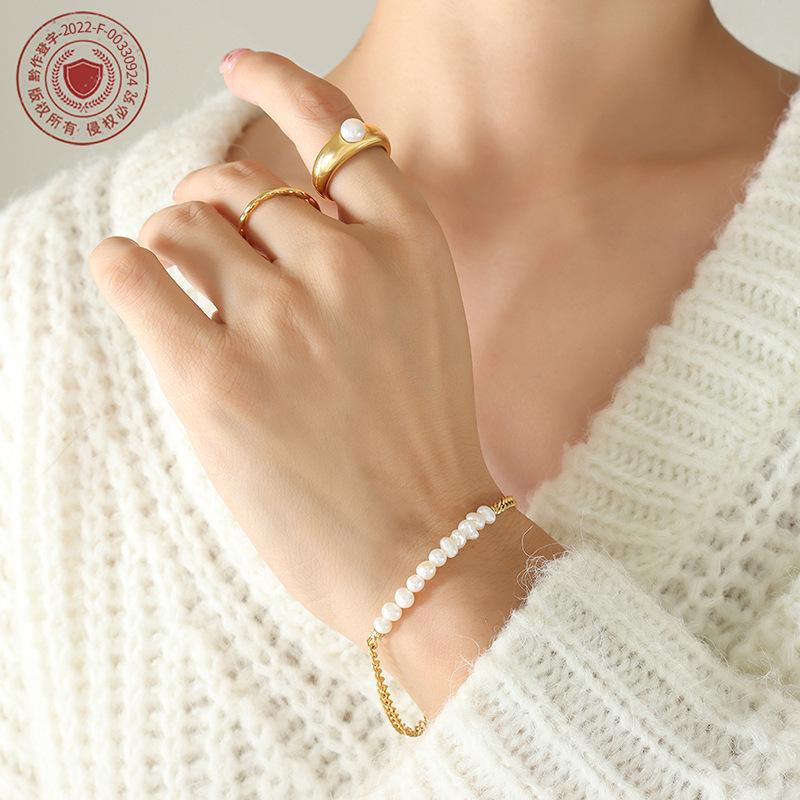 Simple Girl Best Friend Gift: Gold-Plated Titanium Steel Square Pendant Bracelet with Freshwater Pearl Beads