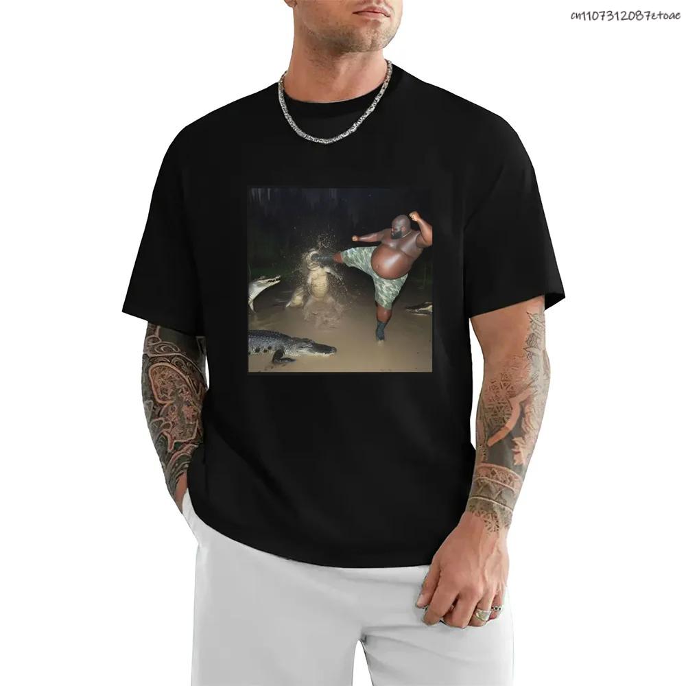 Man Kicking Alligator in Swamp Funny Cotton TShirt Men Y2K Summer Short Sleeves Vintage Oversize Tshirt Streetwear Women Tops