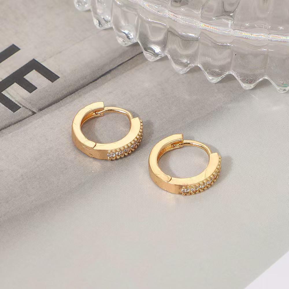 Retro Chic European & American Ear Cuffs: Women's Elegant Simple Stud Earrings