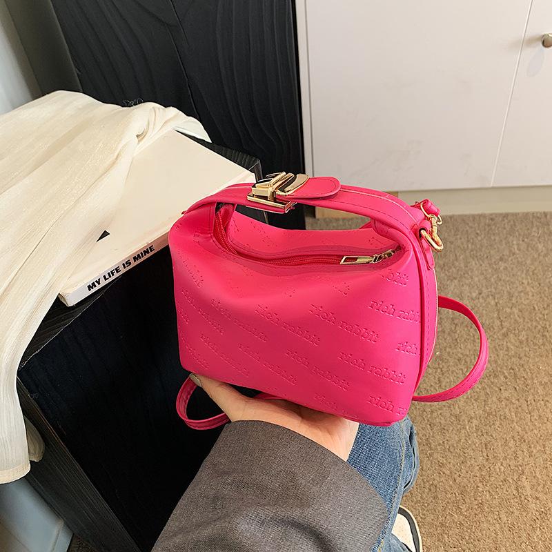 

Новий тренд особистості з відступом жіноча сумка 2024 текстура проста ретро повсякденна плечова кросбоді портативна маленька квадратна сумка рожевий