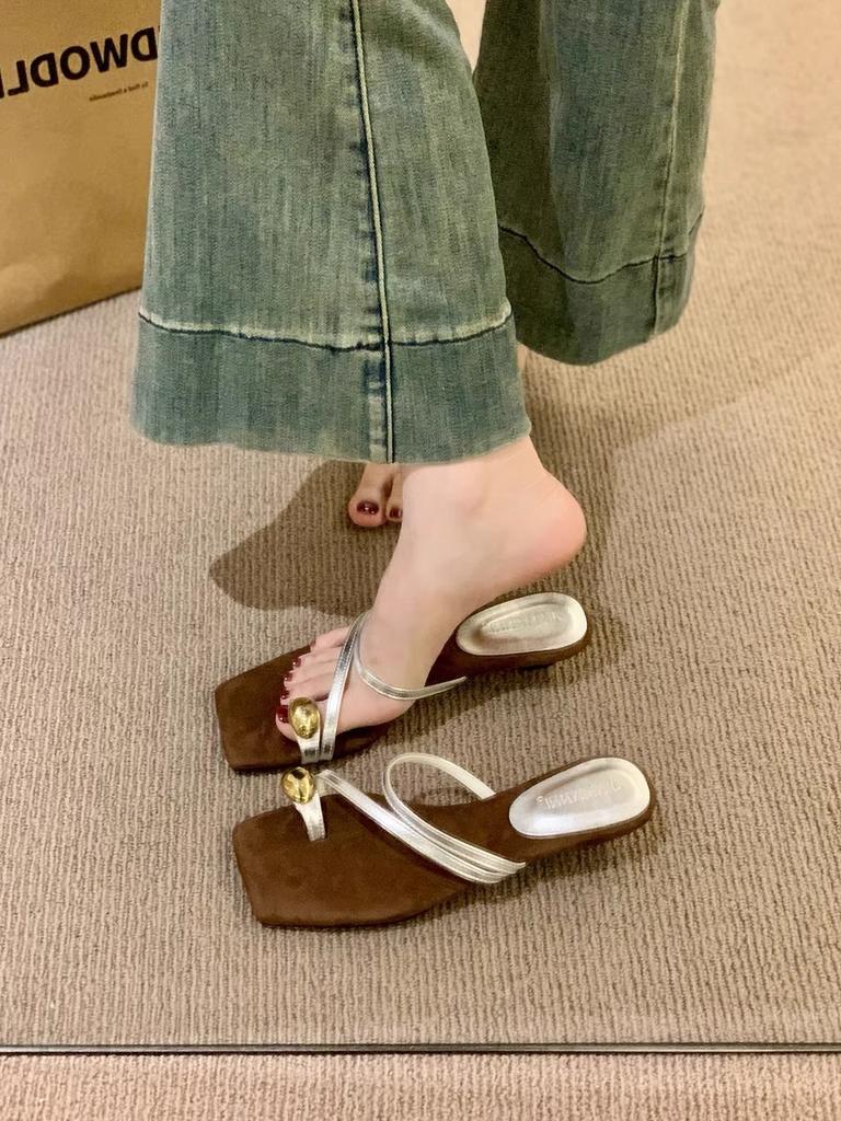 Pointed French wedge heel retro cool slippers women's outer wear 2025 summer new niche set toe strap Roman sandals