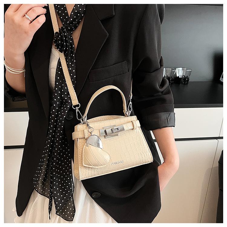 Borsa a Mano Primaverile, Borsa a Spalla Singola Crossbody da Donna con Ciondolo, Senso di Lusso, Moda di Nicchia per il Pendolarismo, Borsa da Donna