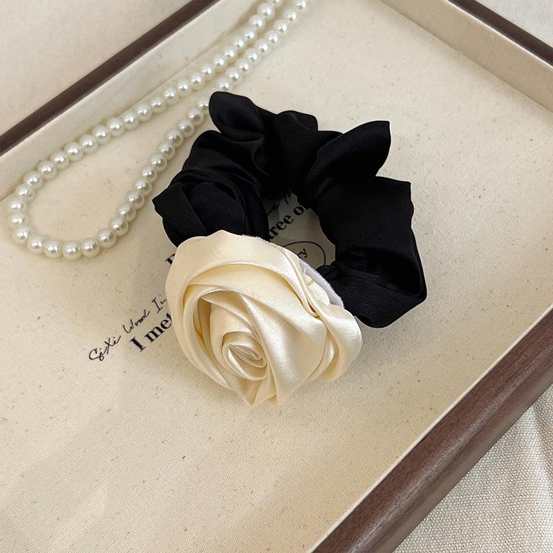 2023 Retro Schleife Elastisches Haarband mit Rosenblüten-Lederbezug - Damen Haaraccessoire