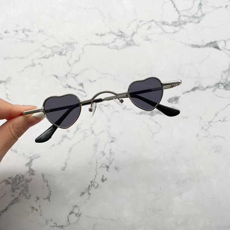 

Мини маленькие очки мужские модные хип-хоп солнцезащитные очки маленькие любовь ретро смешные маленькие оправы глаз персонализированные солнцезащитные очки женские