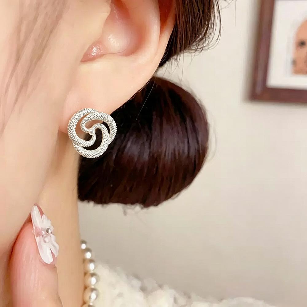 Luxurious Bright Pearl Twisted Snake Stud Earrings for Women