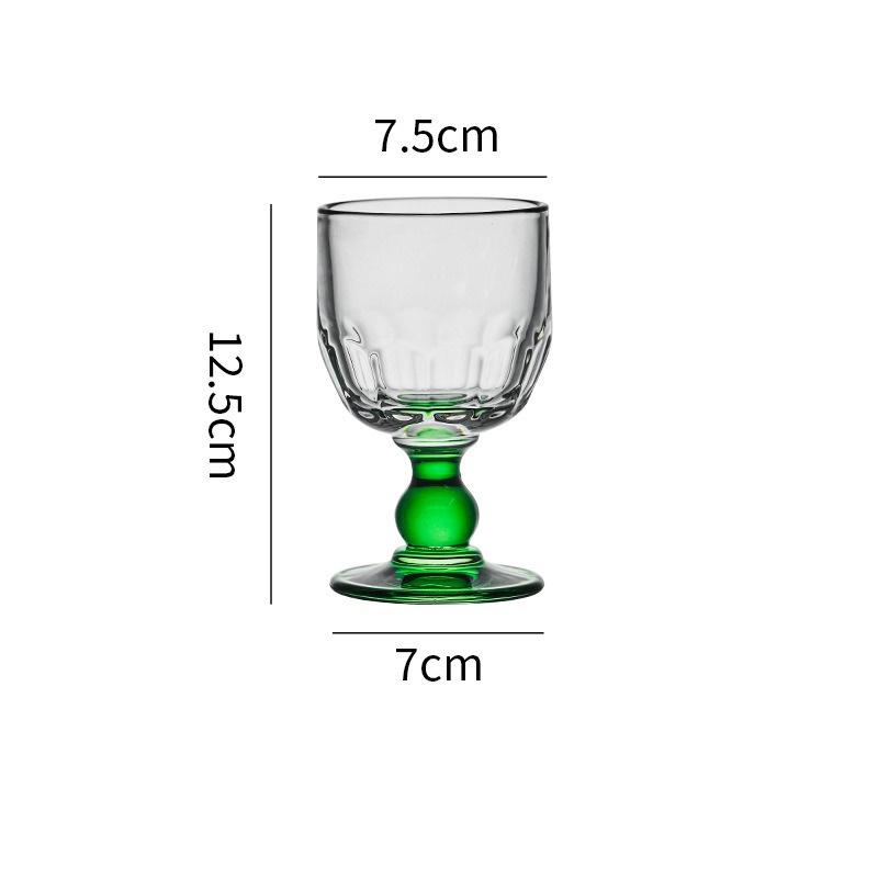 Jednoduché retro křišťálové skleněné kelímky na koktejly, whisky, víno a domácí studené nápoje, džus, průhledné kelímky