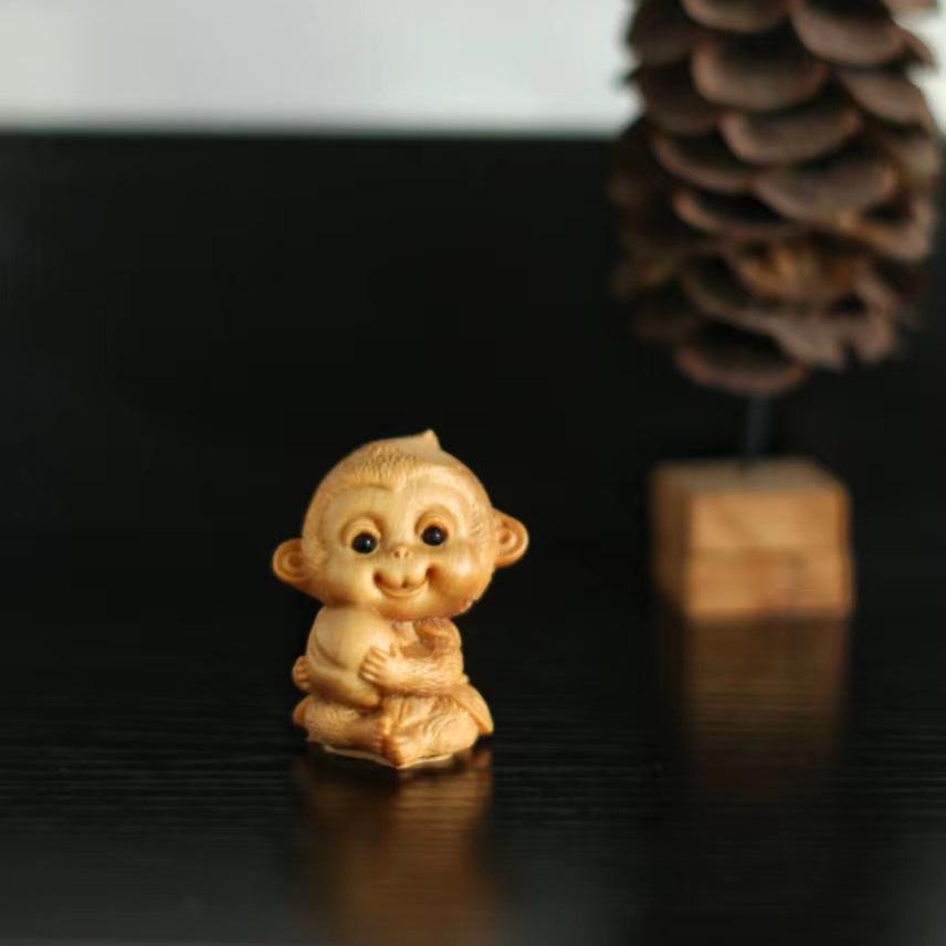 Thuja Wood Zodiac Animals: Rzeźbione wisiorki z motywem Kaczora Donalda i Myszki Miki.