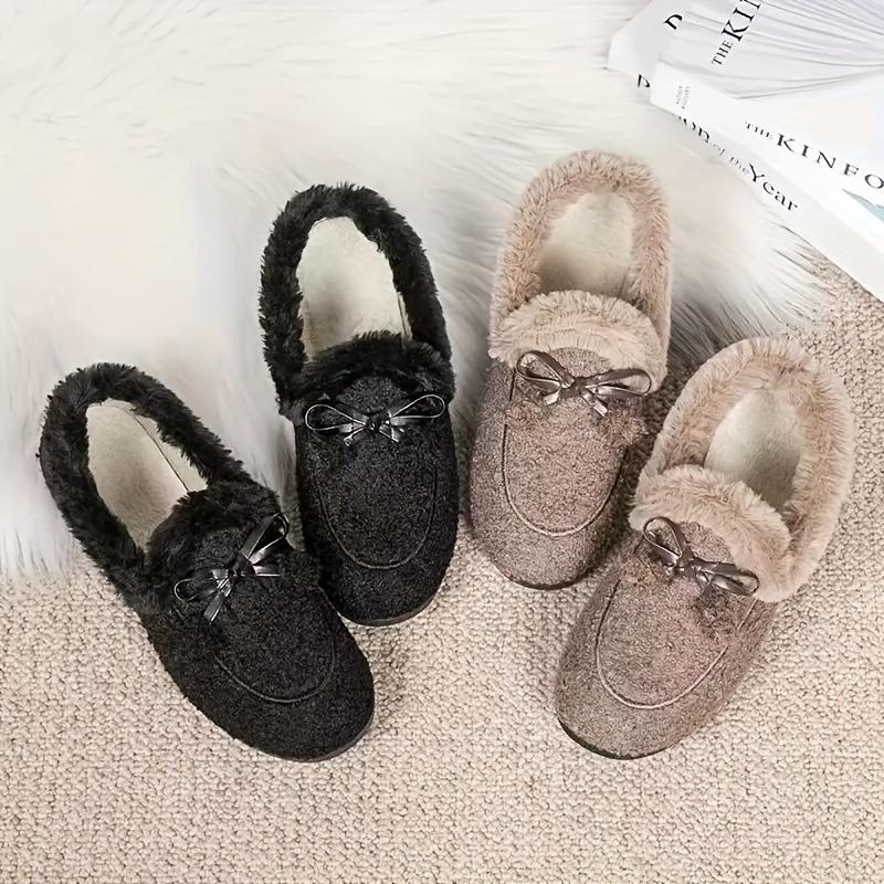 Ett par damtofflor i plysch, med halkfria och värmande egenskaper, med en mysig bakkappa, perfekta för hemmabruk, eleganta och stilfulla.