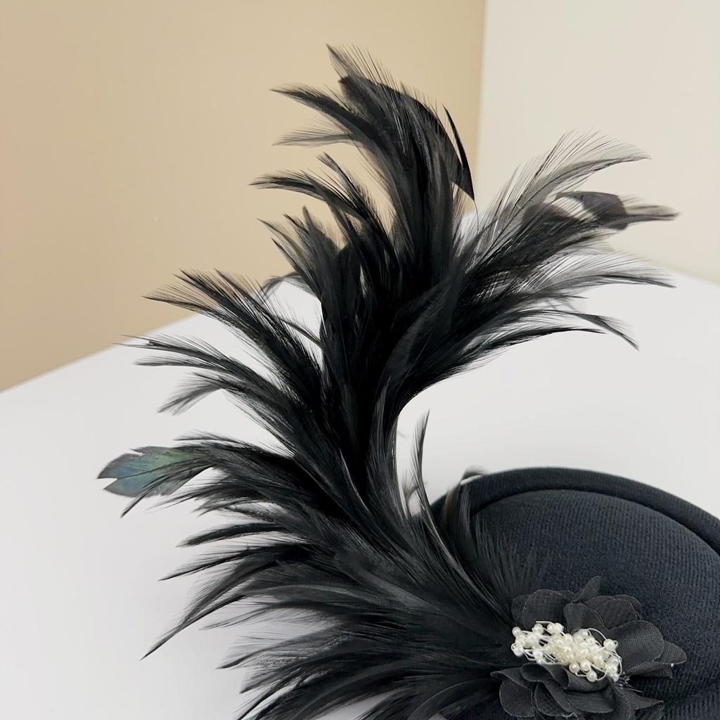 Girly Feather Felt Hat Shape Hair Clip Banquet Party Headband for Teens Medieval Party Taking Photo Anti-Slip Hairpin
