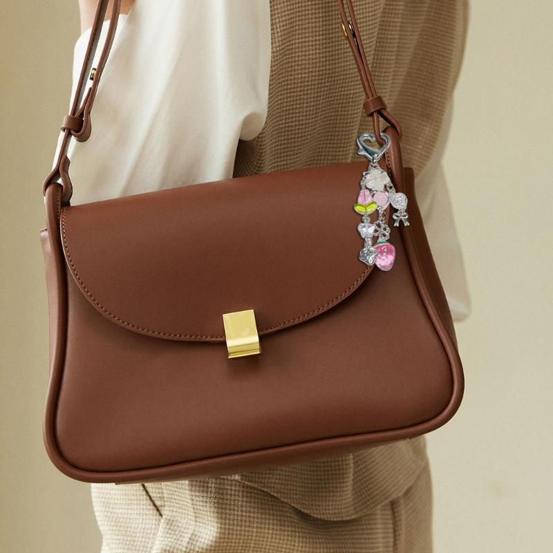 Aesthetic Keychain with Star and Strawberry Charm Fashionable Key Holder Unique Purse Decoration for Daily Party