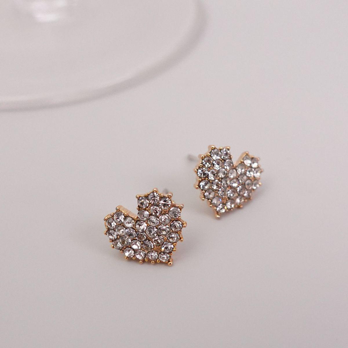 

Серьги Любви B: Роскошные нишевые серьги-иглы из серебра, выполненные в новых осенне-зимних европейских и американских стилях с легким люксовым ароматом.