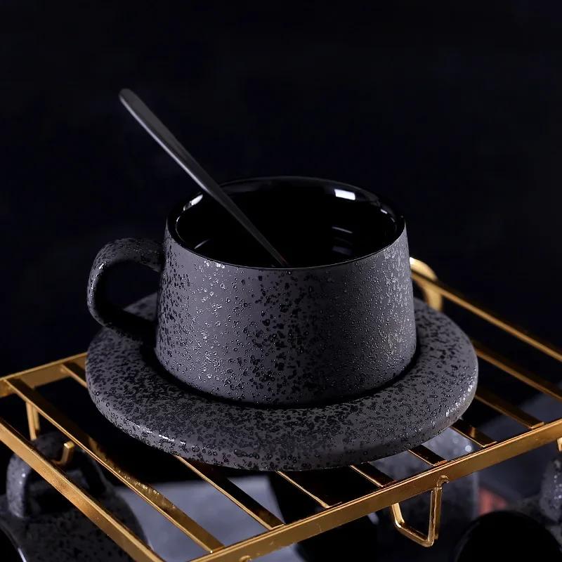 Hochwertiges mattiertes Kaffeetassen- und Untertassen-Set, Keramikteller, Frühstückstasse, schwarzer Löffel mit Getränkehalter.
