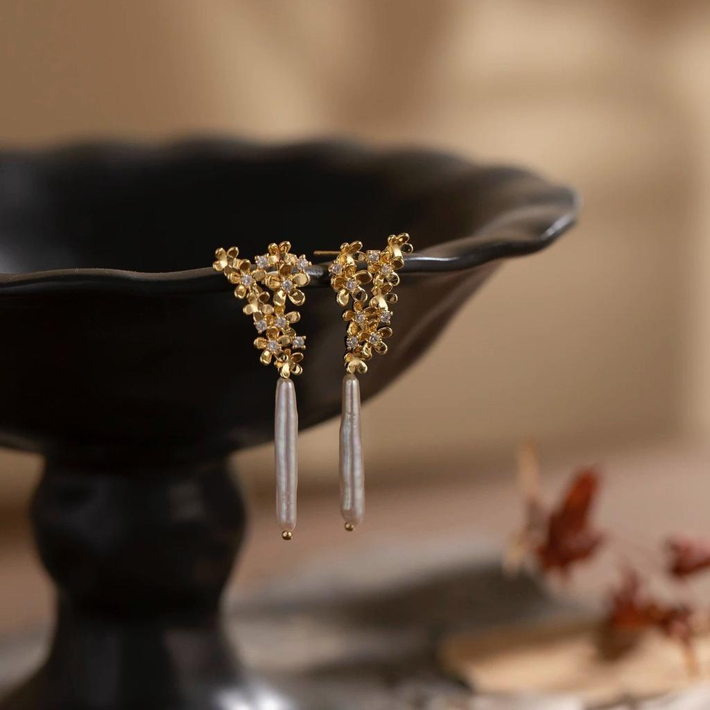 Flower Clusters, French Retro Gold Flowers, Natural Silver Bars, Freshwater Pearl Earrings, Femininity, Stud Earrings, Silver Needles, Women