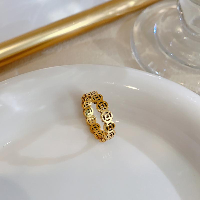 

Кольцо из титановой стали под ретро-медную монету, женское, нишевый дизайн, чувство легкой роскоши, кольцо на указательный палец, модное, с индивидуальностью, ювелирное изделие с высоким чувством стиля