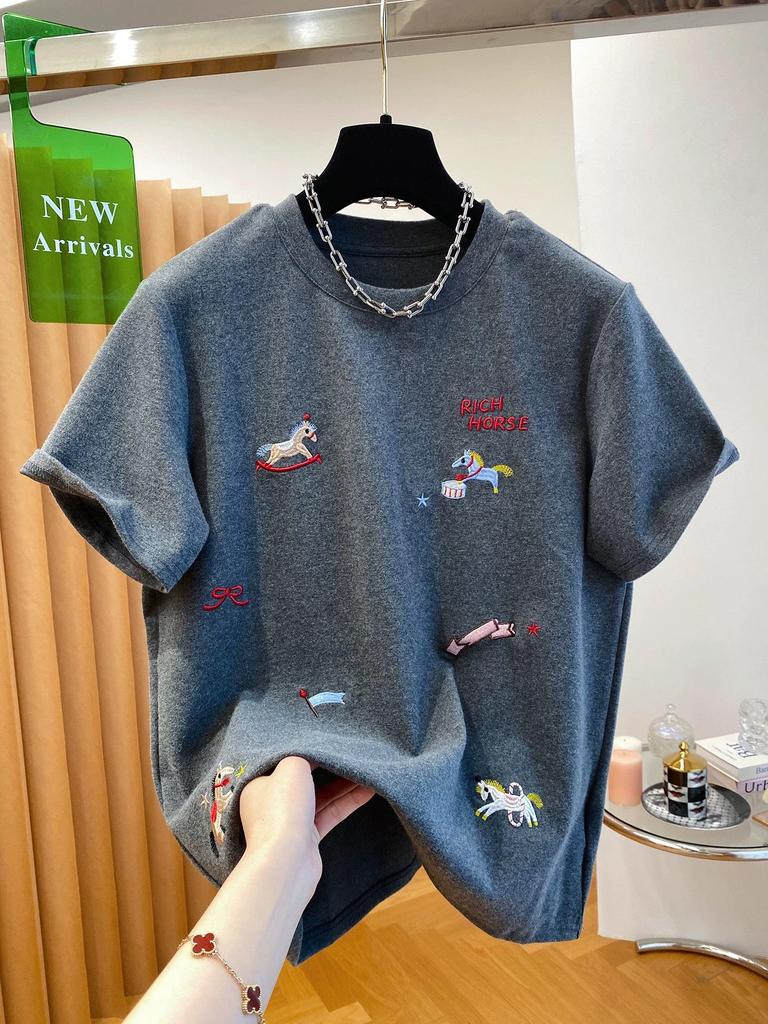 De Rong Plus Size Embroidered Horse Year Short Sleeve T-shirt for Women - Loose & Slimming Fit for Early Spring/Autumn